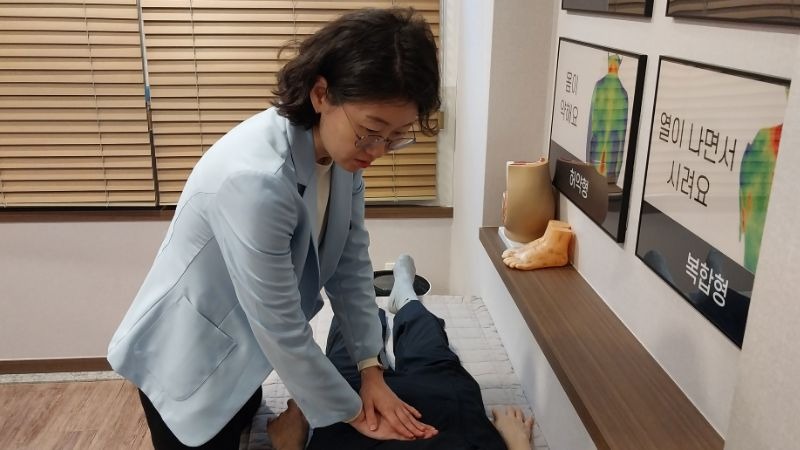 다낭성난소증후군으로 내원한 환자와 원장이 상담하는 진료실