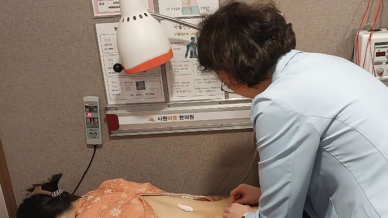 허리 깊은 층을 푸는 척추관협착증 한의원 치료 장면]