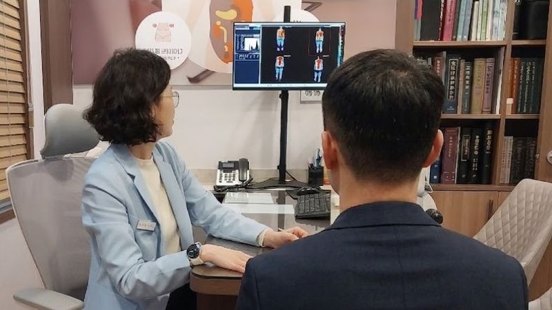 불안장애 수족냉증으로 내원한 분과  상담하는 장면]]