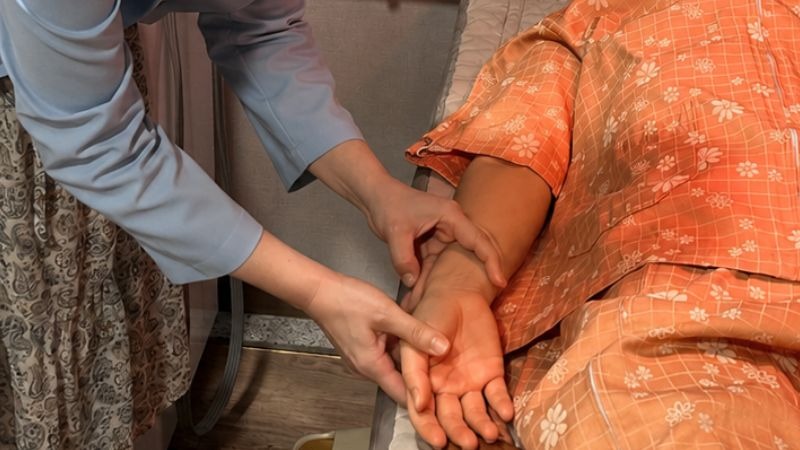 갱년기 관절통 상담, 환자의 손과 손목을 함께 살펴보는 장면