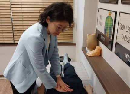 다낭성난소증후군으로 내원한 환자와 원장이 상담하는 진료실