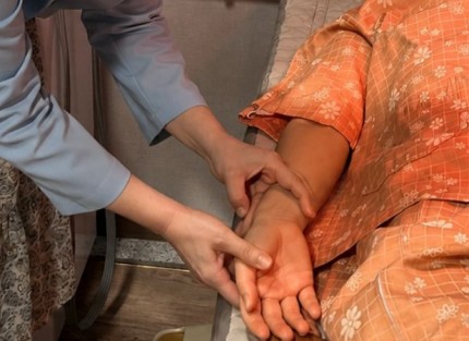 갱년기 관절통 상담, 환자의 손과 손목을 함께 살펴보는 장면
