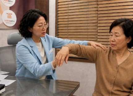 회전근개 증후군 어깨 가동 범위와 근력을 확인하는 상담 장면