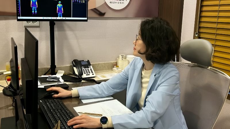 두한증 수족냉증 상담 장면, 진료실에서 상담하는 모습