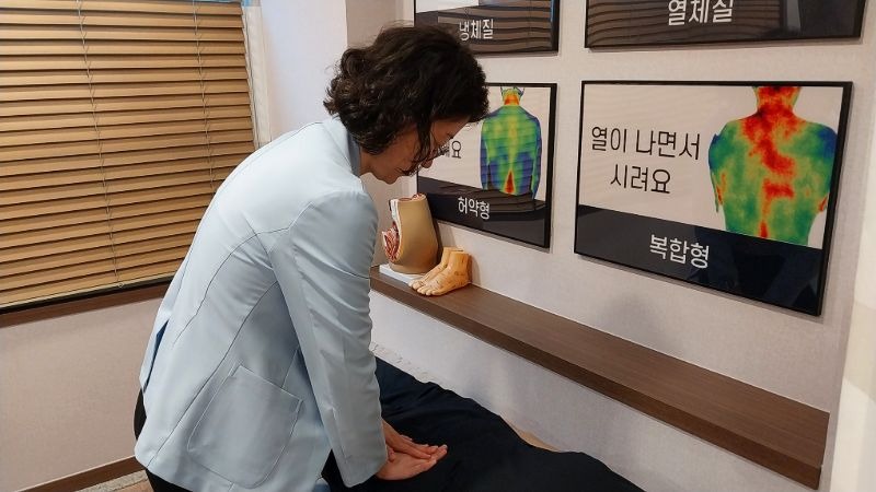 허리디스크 상담, 허리 가쪽과 엉덩이를 눌러 확인하는 장면