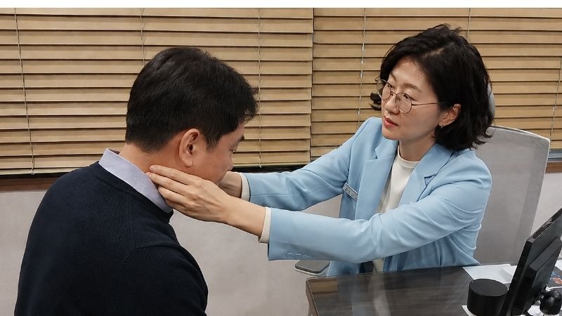 일자목증후군 상담, 앉은 자세에서 목과 어깨를 확인하는 장면]