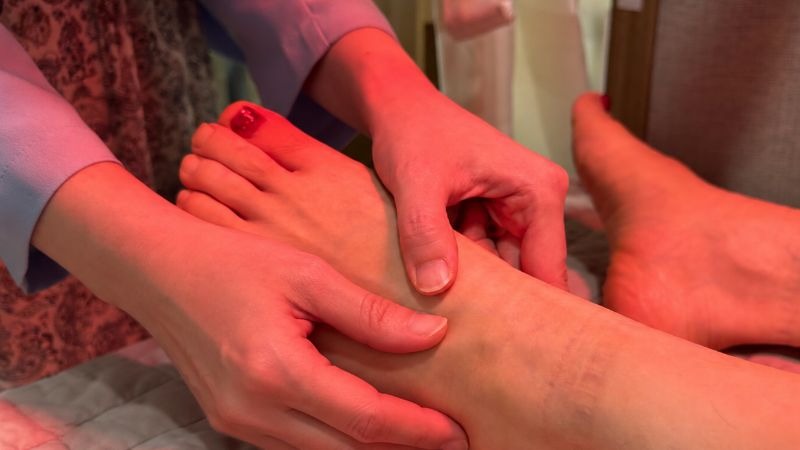 발목 만성 불안정성 상담, 바깥 복사뼈 둘레를 손으로 확인하는 장면