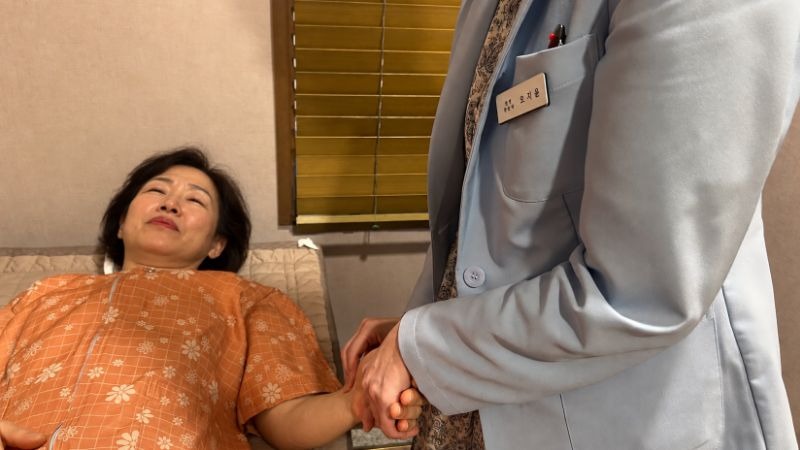 섬유근통 상담, 아침 통증과 수면 상태를 묻는 진료실 장면
