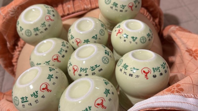 치료실에서 부항을 받고 있는 모습