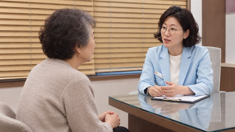 갱년기증후군 무기력으로 내원한 분과 상담하는 진료실 장면
