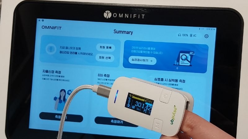 하지불안증후군 상담 중 자율신경검사 장비를 손가락에 연결한 장면