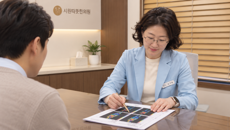 구강작열감증후군 환자와 원장이 진료실에서 마주 앉아 상담하는 모습