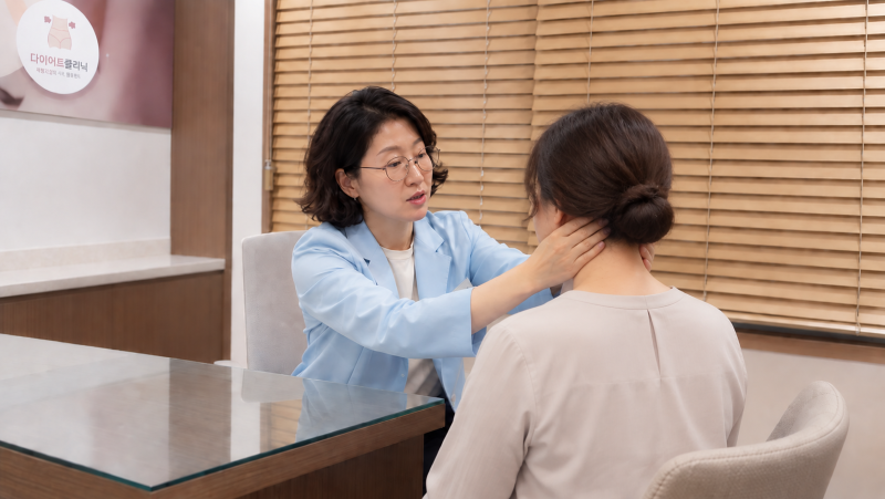 후두신경통 상담, 뒤통수뼈 아래 목 뒤 압통 지점을 손으로 확인하는 장면