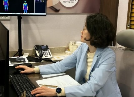 두한증 수족냉증 상담 장면, 진료실에서 상담하는 모습
