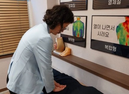 허리디스크 상담, 허리 가쪽과 엉덩이를 눌러 확인하는 장면