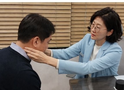 일자목증후군 상담, 앉은 자세에서 목과 어깨를 확인하는 장면]