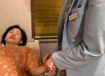 섬유근통 상담, 아침 통증과 수면 상태를 묻는 진료실 장면