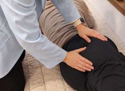 이상근증후군 상담, 엉덩이 압통 지점을 손으로 확인하는 장면