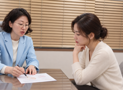 진료실 책상에서 다낭성난소증후군 상담을 하는 원장과 환자