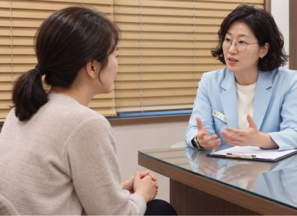 불면증 아침 두통 상담, 원장과 환자가 마주 앉아 이야기하는 진료실