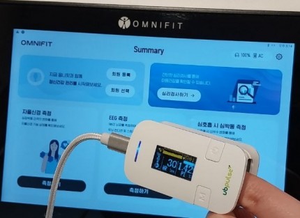 하지불안증후군 상담 중 자율신경검사 장비를 손가락에 연결한 장면