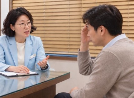 어지럼증 메스꺼움 상담 장면, 원장과 마주 앉아 설명을 듣는 모습