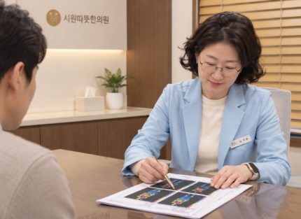 구강작열감증후군 환자와 원장이 진료실에서 마주 앉아 상담하는 모습