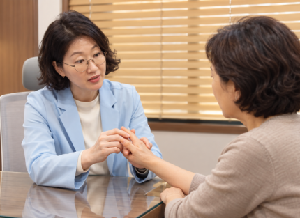 갱년기 관절통 상담, 손가락 마디 붓기와 굳음을 확인하는 장면