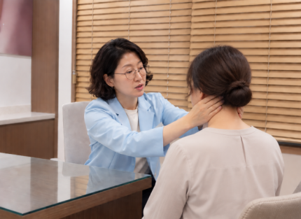 후두신경통 상담, 뒤통수뼈 아래 목 뒤 압통 지점을 손으로 확인하는 장면